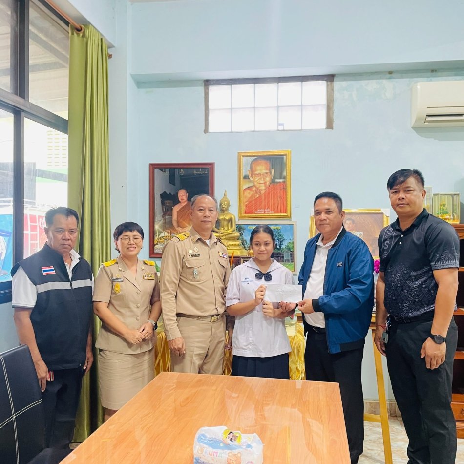วันที่ 3 สิงหาคม 2569 เวลา 10.00 น. นายวิทนะ กรุงเกตุ นายกองค์การบริหารส่วนตำบลท่าค้อ พร้อมด้วยคณะผู้บริหาร และนางสาวญาณณ์ณิศา พรหมวิศาสตร์  ผู้อำนวยการกองการศึกษาศาสนาและวัฒนธรรม ร่วมดำเนินโครงการมอบทุนการศึกษาพัฒนาคุณภาพชีวิตระดับอำเภอ (พชอ.) ตำบลท่าค้อ  ในการนี้ คณะผู้บริหารได้ส่งมอบทุนการศึกษาให้แก่ เด็กหญิงภัทรา วงศ์โสภา นักเรียนโรงเรียนบ้านท่าค้อ 