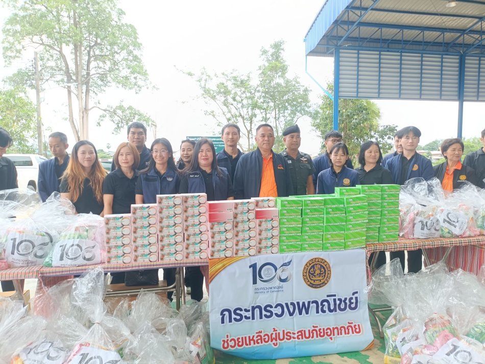 วันที่ 23 สิงหาคม 2569 เวลา 14:00 น.   นางมนพร เจริญศรี สมาชิกสภาผู้แทนราษฎร จังหวัดนครพนม เขต 2  พร้อมด้วย นางสุวิมล ทองธรรมชัย รองประธานสภา อบจ.นครพนม และ นายวิทนะ กรุงเกตุ นายก อบต.ท่าค้อ ได้ร่วมลงพื้นที่พบปะพี่น้องประชาชน  พร้อมนำสิ่งของอุปโภคบริโภคและถุงยังชีพจาก กระทรวงพาณิชย์ มามอบแจกจ่ายให้กับพี่น้องชาวตำบลท่าค้อ ที่ได้รับผลกระทบจากปัญหาน้ำท่วม เนื่องจากภาวะฝนตกหนักอย่างต่อเนื่องในช่วงหลายวันที่ผ่านมา ณ อาคารศรีบังกอ อบต.ท่าค้อ 